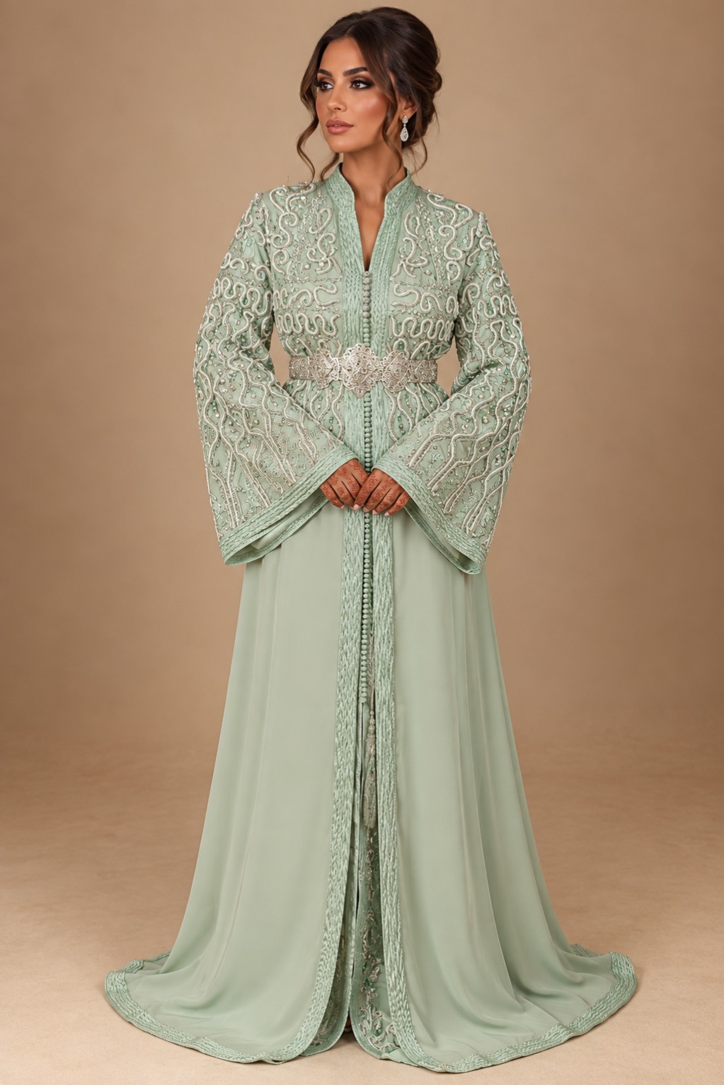 Hiba: saliegroene takchita met zilveren kraalborduursel en chiffon overrok